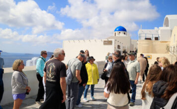 Santorini filled with tourists again (photos)