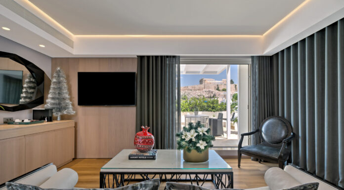 Bank of Greece: 15% of €4.5 billion in tourist revenue in July | +6.4% in arrivals | All-time record!