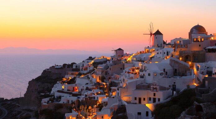 Ανακαλύψτε τη Σαντορίνη με τον Πιο Εκλεκτό Τρόπο: Μια Εξατομικευμένη Ταξιδιωτική Εμπειρία